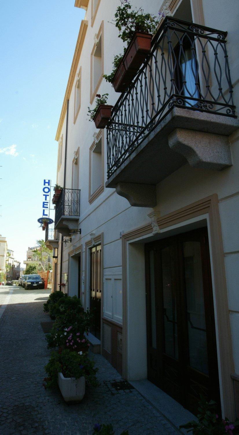 Hotel Cavour Olbia Exterior photo